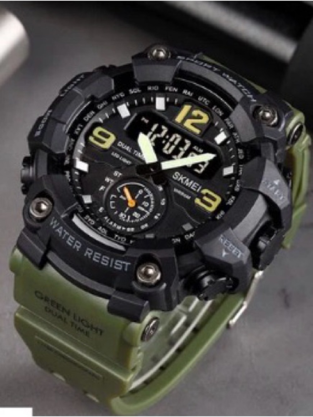 SKMEI Dual-Display Tactil Military Sport Watch in Black & Olive Green